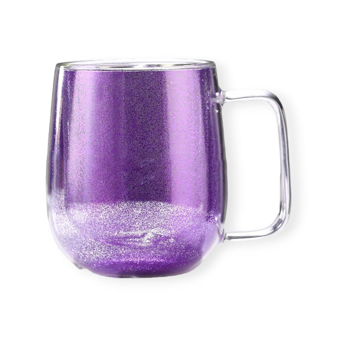 Tasse à double paroi violette pailletée avec une anse, idéale pour maintenir votre boisson au chaud ou au froid, élégante et pratique pour vos moments de détente.