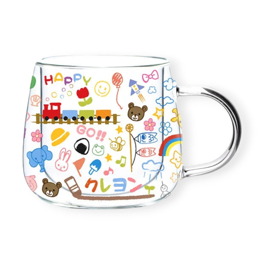 Image d'une tasse double paroi avec une anse, décorée de motifs de dessins enfantins, parfaite pour les tout-petits et facile à tenir en main.
