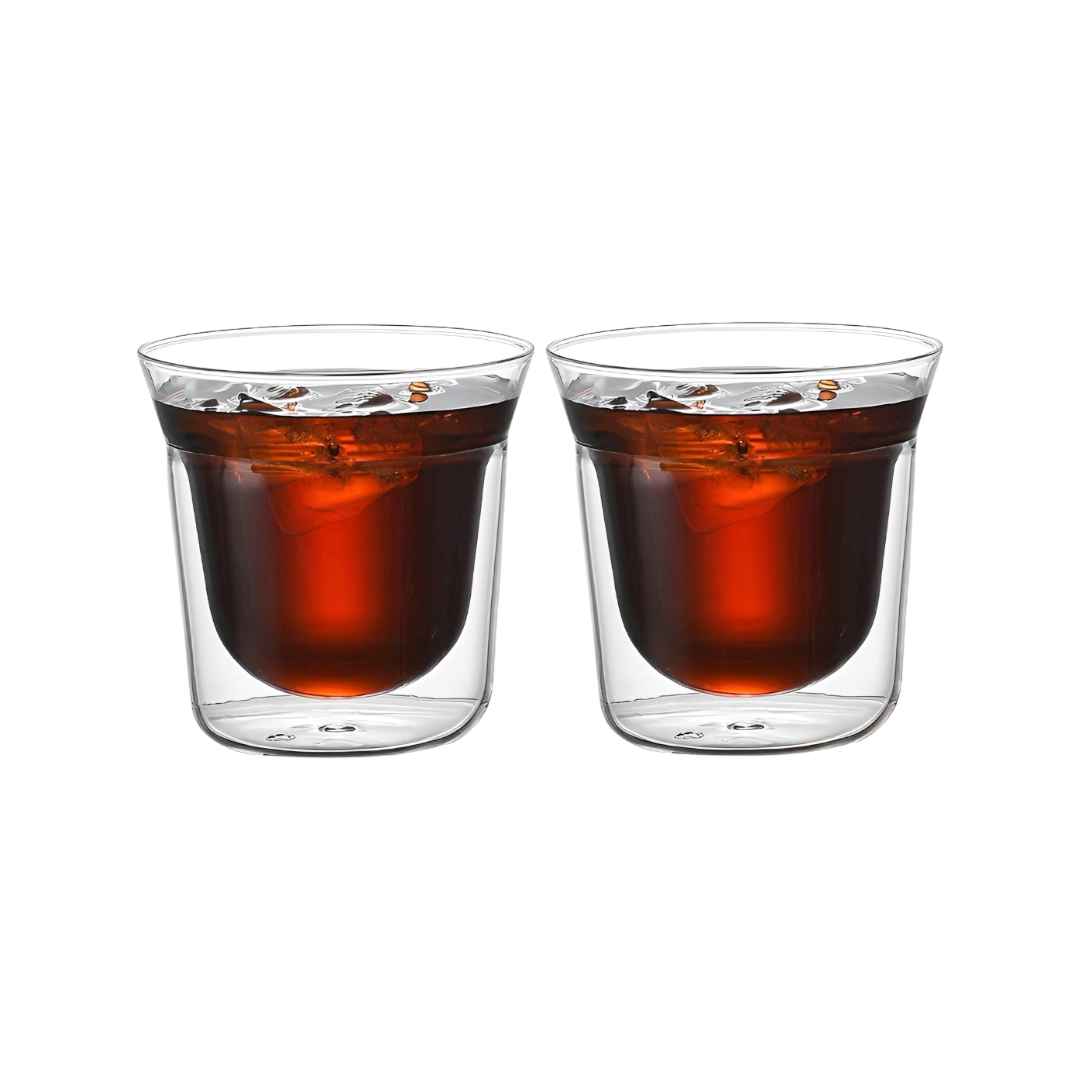 Deux élégantes tasses en verre double paroi, élégamment conçues en forme de bulbe arrondi, d'une capacité de 180ml. Idéales pour des moments de détente avec une boisson chaude ou froide. Parfaites pour la maison ou pour offrir en cadeau.