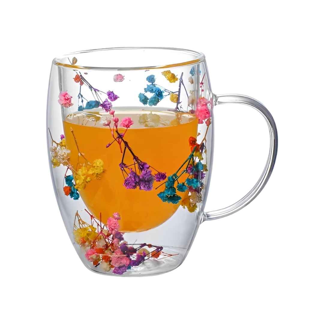 Tasse double paroi en verre avec insert de fleurs séchées bleues, roses et violettes et anse de couleur assortie - accessoire de boisson élégant pour les amateurs de thé et de café. Idéal pour les moments de détente à la maison ou au bureau.