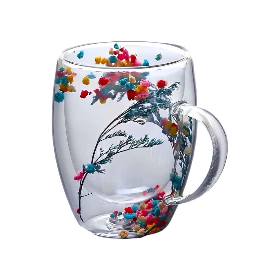 Tasse en verre double paroi avec des fleurs séchées multicolores et des branches, avec anse pour une boisson chaude ou froide