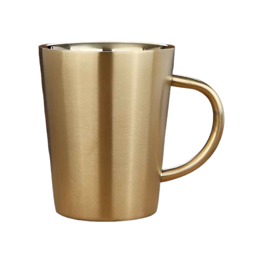 Image d'une tasse en acier inoxydable à double paroi de forme conique, d'une capacité de 300ml et d'une couleur dorée brillante. Parfait pour les boissons chaudes ou froides. Accessoire de qualité supérieure pour tous les amateurs de café ou de thé.
