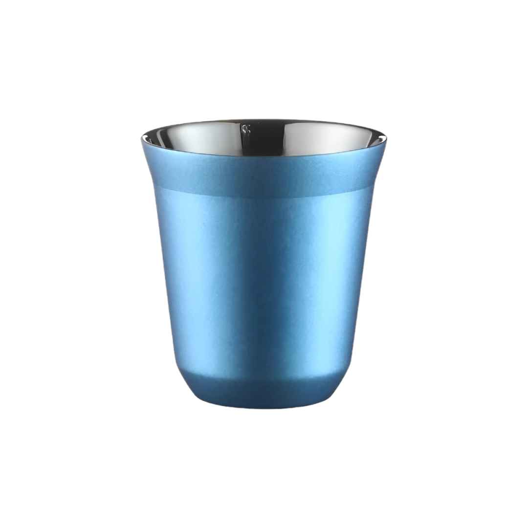 Image d'une tasse double paroi en acier inoxydable expresso de 80 ml, de couleur bleu clair. La double paroi garde votre café chaud plus longtemps, tandis que la couleur vive ajoute une touche de gaieté à votre expérience de café.
