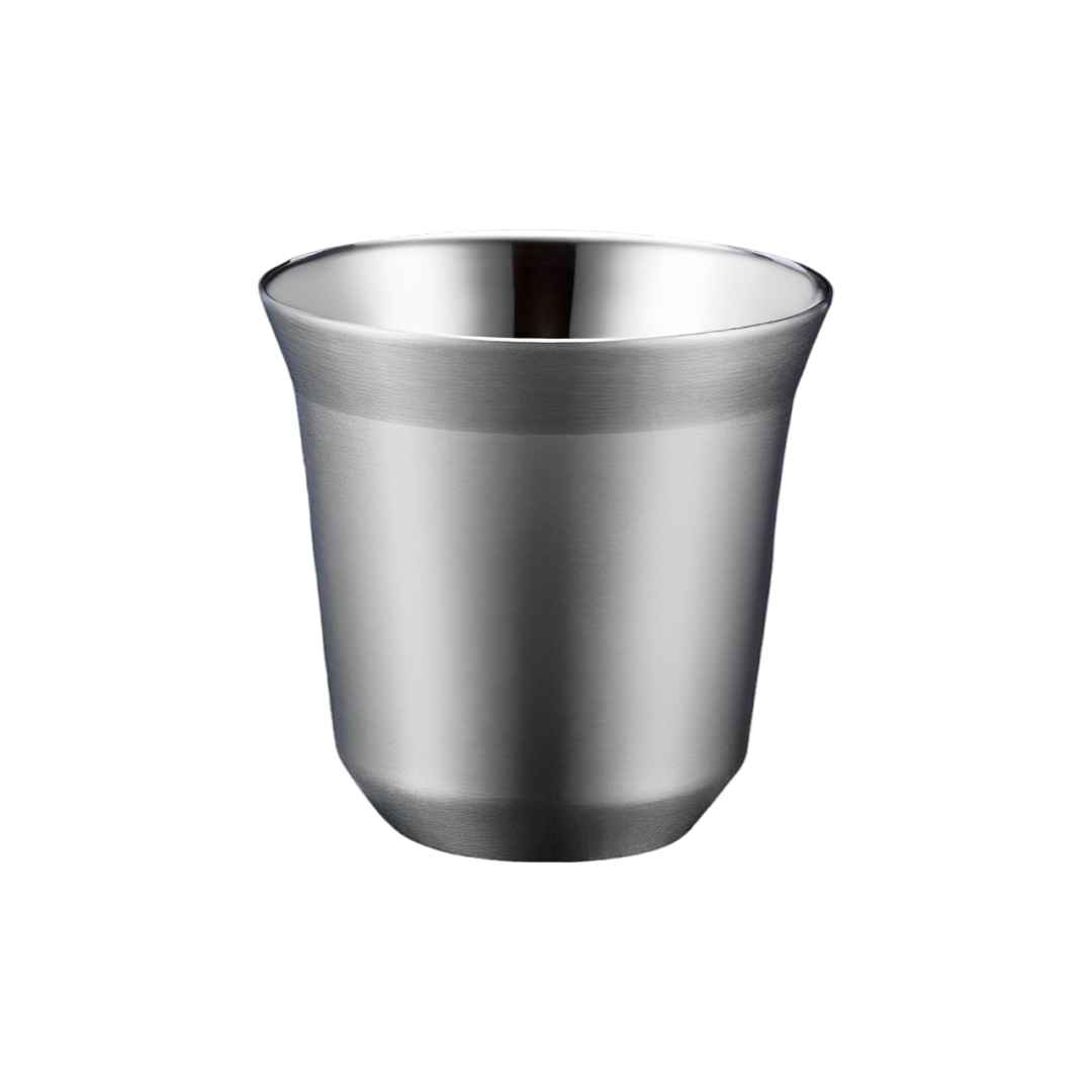Image d'une tasse à expresso en acier inoxydable de couleur argent de 80ml, avec une double paroi pour maintenir la boisson chaude. Parfait pour une dégustation de café relaxante et élégante.