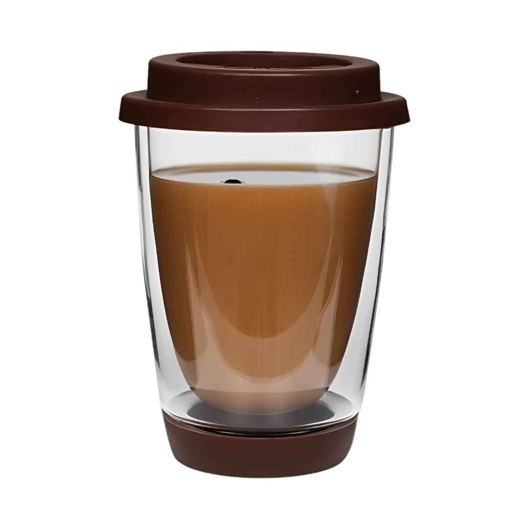 Image d'une tasse élégante en verre à double paroi d'une contenance de 350 ml. La tasse est dotée d'un couvercle en couleur marron. Parfaite pour le café ou le thé, elle peut également être utilisée pour servir des boissons froides.
