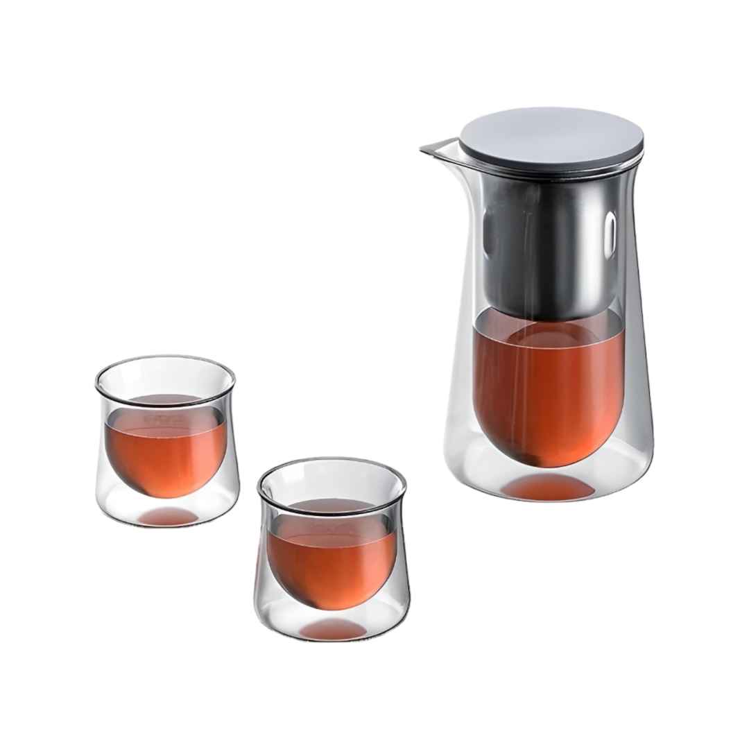 Image d'une élégante théière en verre à double paroi dotée d'un infuseur magnétique, le tout accompagné de deux tasses. Parfait pour savourer une tasse de thé chaud en toute tranquillité.