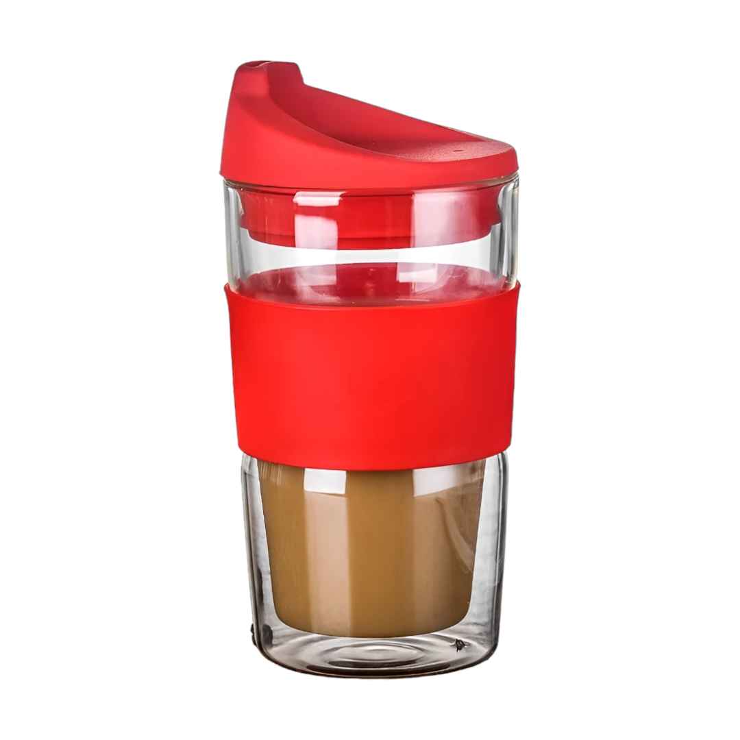 Image d'une tasse en verre double paroi d'une contenance de 350 ml, munie d'un couvercle à bec rouge. Conçue pour garder les boissons chaudes ou froides plus longtemps, cette tasse est idéale pour les voyages et les déplacements.
