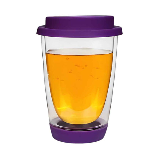 Image d'une élégante tasse double paroi de 350ml. Son design en verre transparent lui confère un aspect moderne et sophistiqué. La tasse est dotée d'un couvercle violet pour préserver la chaleur de votre boisson préférée. Parfaite pour se détendre à la maison ou au bureau.