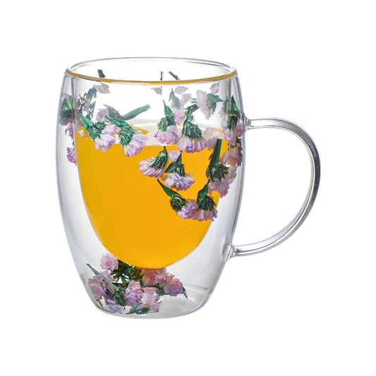 Tasse en verre double paroi décorée de fleurs séchées roses dans l'insertion, avec une anse pour une prise en main facile
