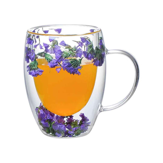 Tasse en verre double paroi ornée d'inserts de fleurs séchées violettes et d'une anse - Accessible et optimisé pour le référencement SEO.