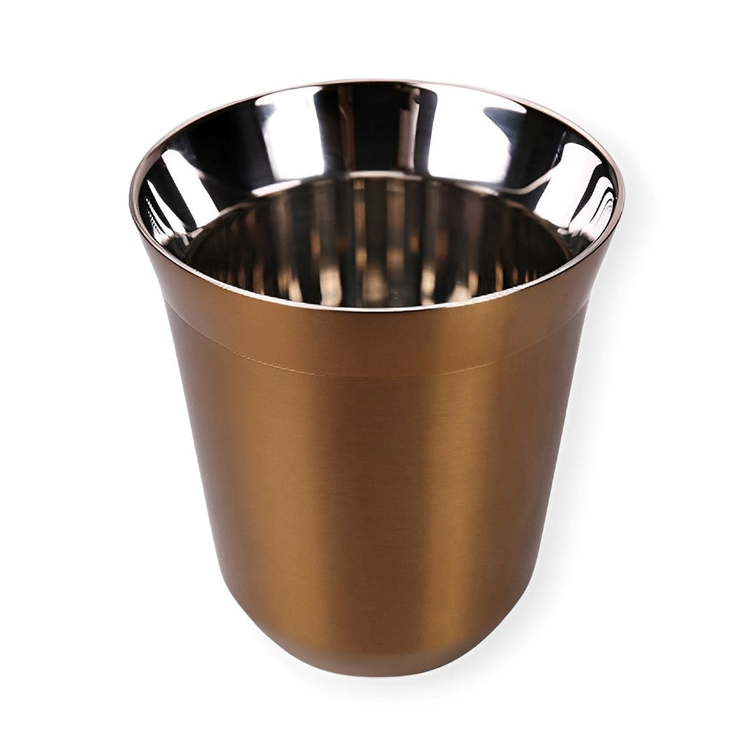 Image d'une tasse à expresso en acier inoxydable marron à double paroi, idéale pour garder votre café chaud plus longtemps. Accessoire élégant pour les amateurs de café.