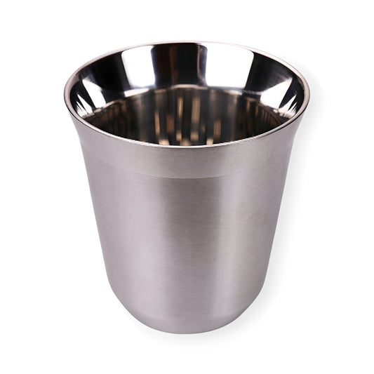 Tasse à expresso en acier inoxydable gris à double paroi pour maintenir la température, idéale pour le café chaud ou froid. Accessoire élégant et durable pour la cuisine ou le bureau.