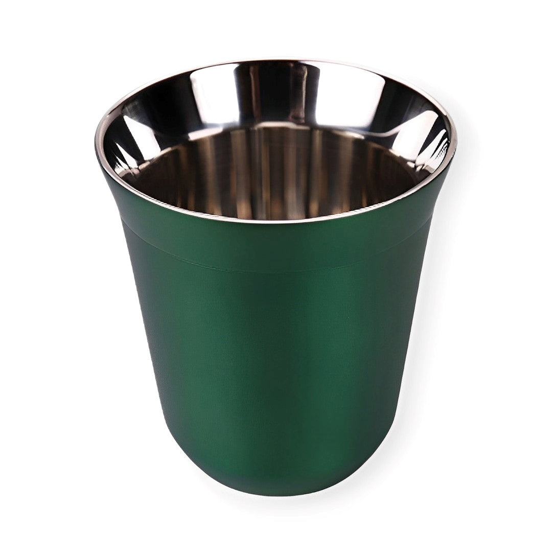 Image d'une tasse à expresso en acier inoxydable vert, avec une double paroi. Cette tasse de qualité supérieure est parfaitement isolée pour garder votre café chaud plus longtemps. Un cadeau idéal pour les amateurs de café exigeants.