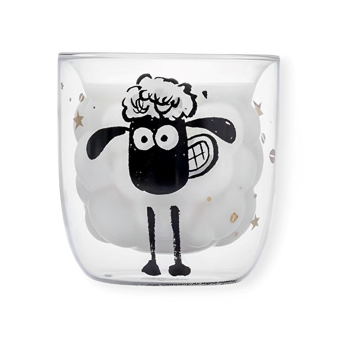 "Une tasse double paroi en verre en forme de mouton 3D, amusante et originale, idéale pour les amateurs de thé et de café. Cette tasse transparente conserve la chaleur tout en mettant en valeur le design adorable du mouton qui donne envie de sourire à chaque regard. Parfait pour ajouter une touche ludique à votre moment de détente ou pour offrir en cadeau à un ami ou un