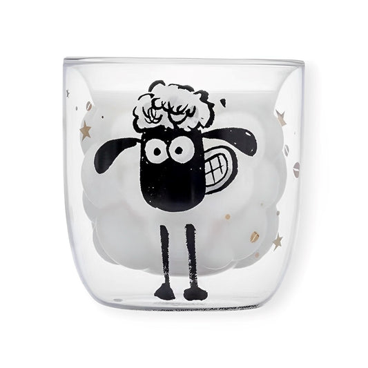 "Une tasse double paroi en verre en forme de mouton 3D, amusante et originale, idéale pour les amateurs de thé et de café. Cette tasse transparente conserve la chaleur tout en mettant en valeur le design adorable du mouton qui donne envie de sourire à chaque regard. Parfait pour ajouter une touche ludique à votre moment de détente ou pour offrir en cadeau à un ami ou un