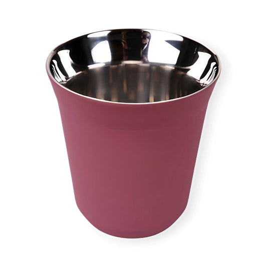 Image d'une élégante tasse à expresso en acier inoxydable rose avec une double paroi pour garantir une boisson chaude plus longtemps. Parfait pour la cuisine ou le bureau.