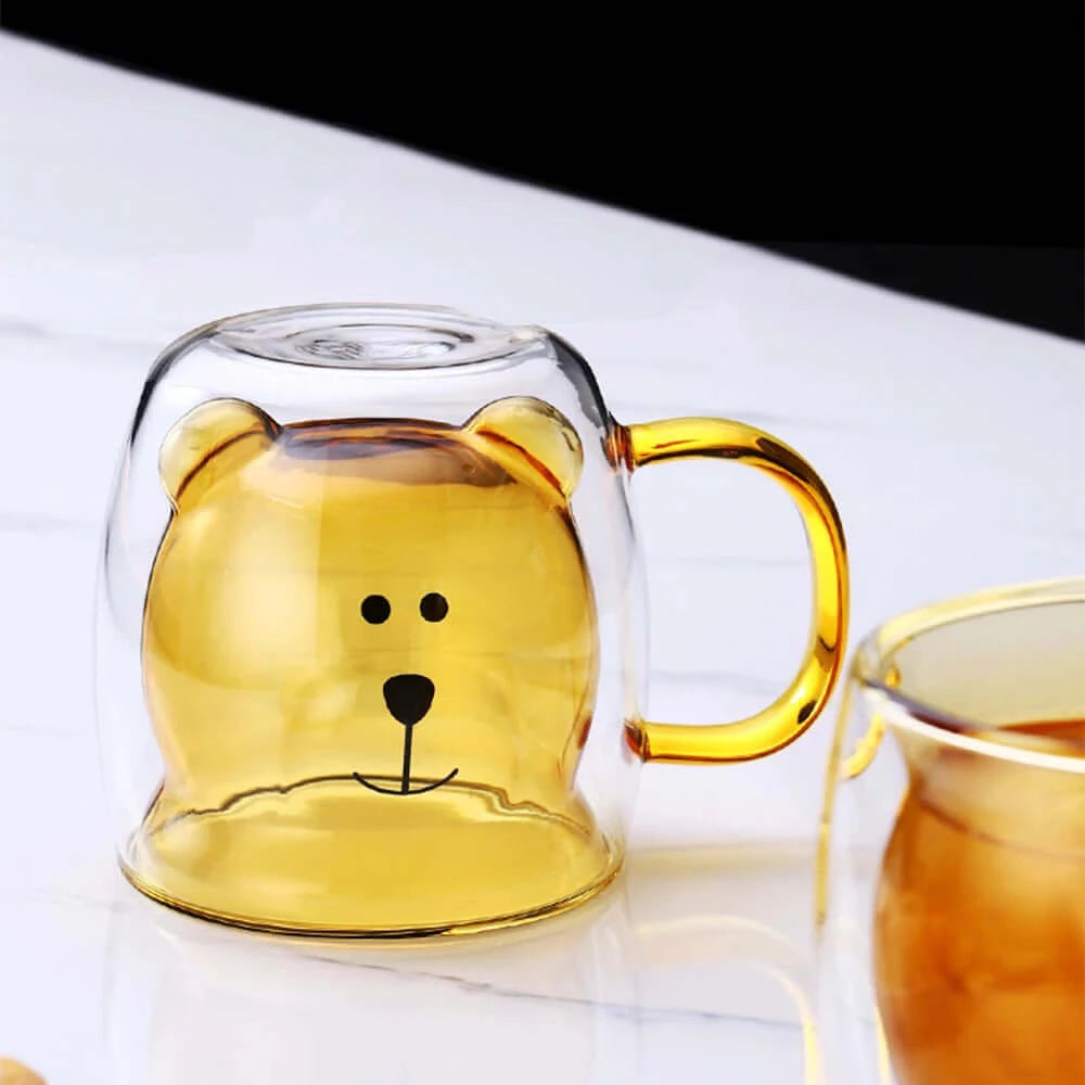 tasse en verre double paroi en forme ours marron en situation